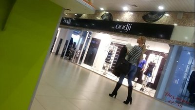 Kuzizira nkhuku mu supermarket.